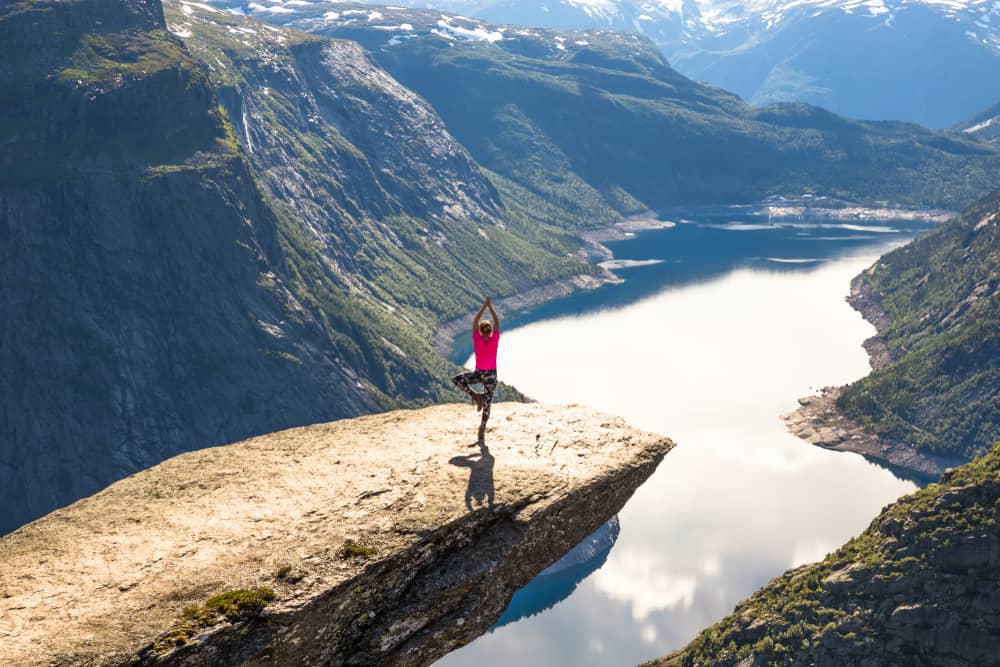 Instagrammer on Trolltunga cliff in Norway | Evok Advertising Instagrammer on Trolltunga cliff in Norway